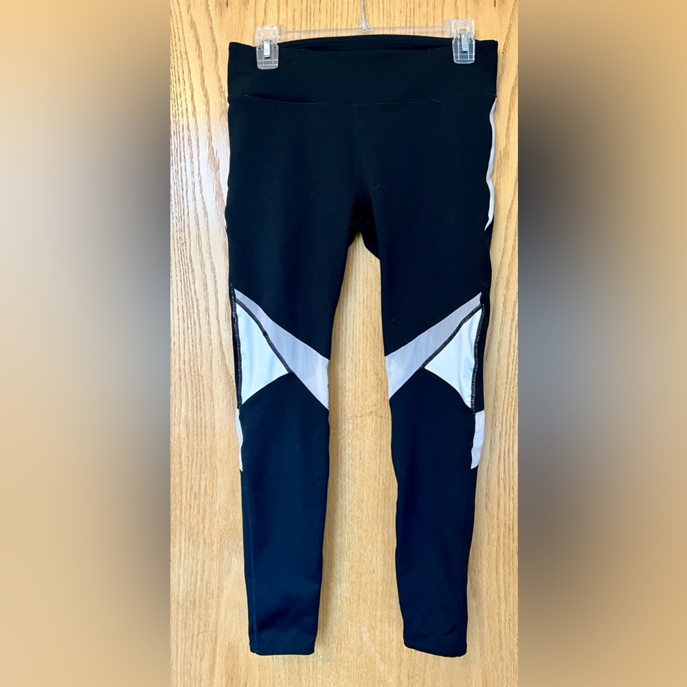 Size L, black and white Fabletics leggings